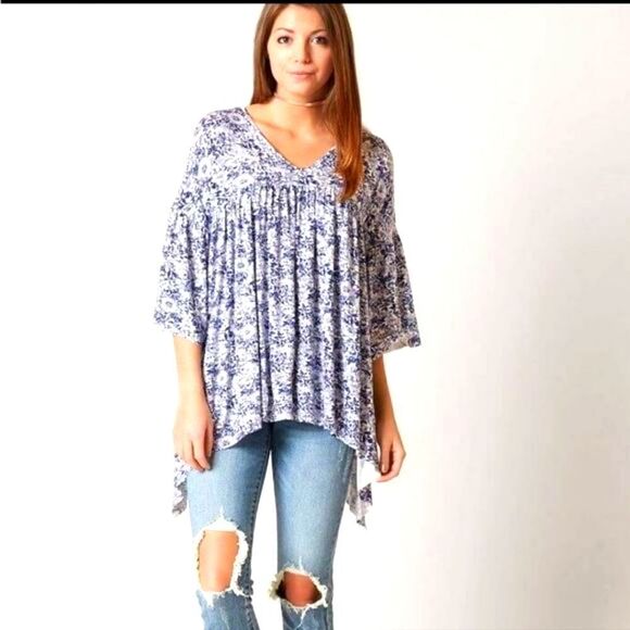 Gimmicks by BKE Trapeze By Buckle Blue Asymmetrical  top - Picture 1 of 9